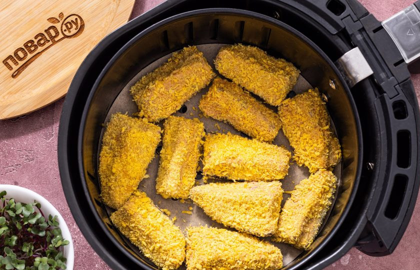 1. Этап. Хрустящие баклажаны в аэрогриле: Выложите баклажаны в один слой в корзинку или на решетку аэрогриля. Готовьте баклажаны около 20-25 минут при температуре 190 градусов.