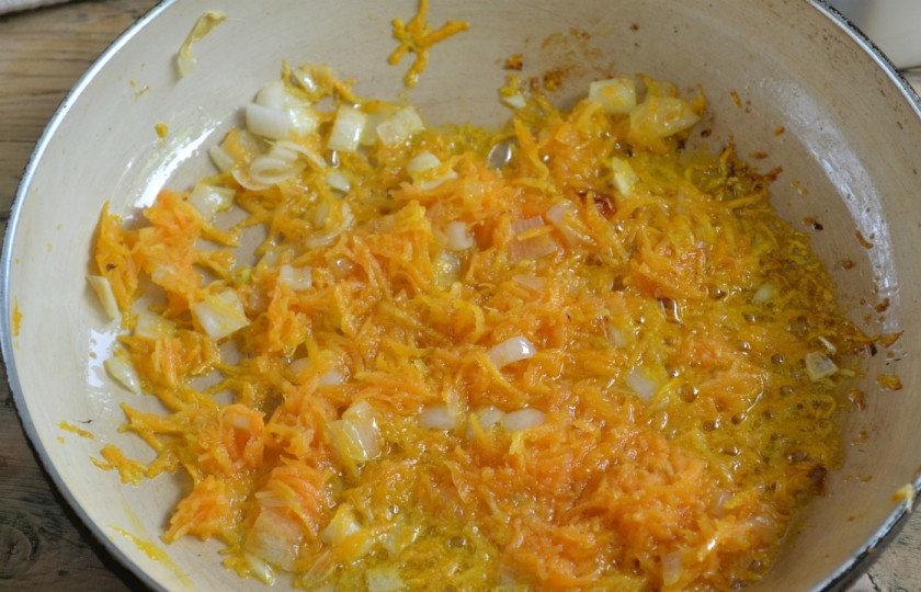 1. Этап. Мясо в духовке со сметаной: Лук порежьте как можно мельче, морковь натрите на мелкой терке. Обжарьте овощи в небольшом количестве подсолнечного масла.