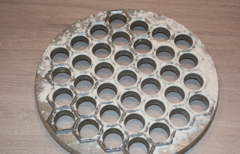 1. Этап. Пельмени из рисовой муки: В блендере мелко измельчите лук. Добавьте лук в фарш. Фарш посолите и поперчите, хорошо вымешайте. Пельмени можно лепить руками ли при помощи пельменницы. Я делаю быстрее пельменницей. Пельменницу посыпьте мукой.