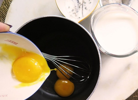 1. Этап. Немецкий ягодный десерт Роте Грютце: 4. Взбейте желтки с сахаром.