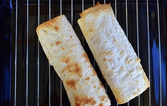 1. Этап. Овощное рагу в лаваше: Прогрейте в духовке в течение 5 минут при 180 °C. На пикнике лаваш с начинкой из рагу можно приготовить на решетке-гриль.