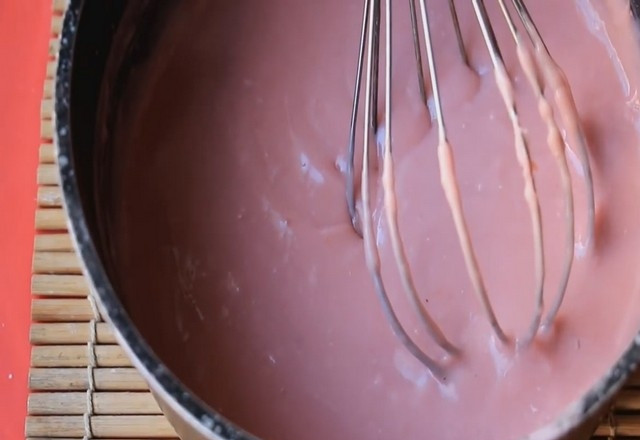 1. Этап. Кисель из овсянки: Как только кисель загустеет, снимите кастрюльку с плиты, перемешайте венчиком до однородной гладкой массы и слегка охладите.