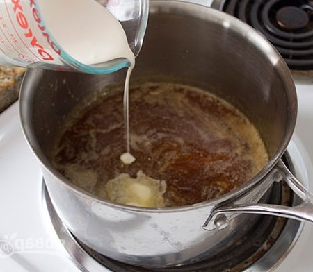 1. Stage. Cakes Milky Way: Put the butter in pieces in caramel and stir gently. Pour cream in a thin stream. If during this process the caramel becomes a little difficult to stir, do not need to be scared, you need to continue to stir until the consistency of a very thick, but pouring caramel.