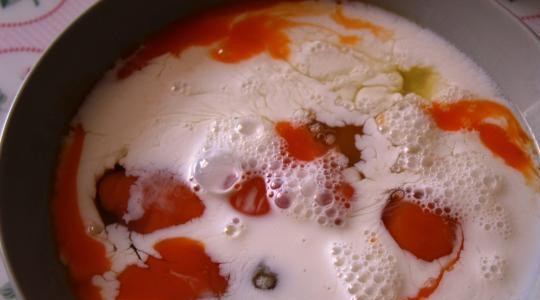 1. Этап. Омлет классический в духовке: Яйца взбейте с молоком до единой консистенции.