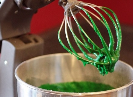 1. Этап. Капкейки на девичник: 3. В глубокую мисочку просейте муку с разрыхлителем. Добавьте сахар и какао. Влейте жидкие ингредиенты к сухим и начните взбивать тесто. При необходимости подсыпьте еще муки.