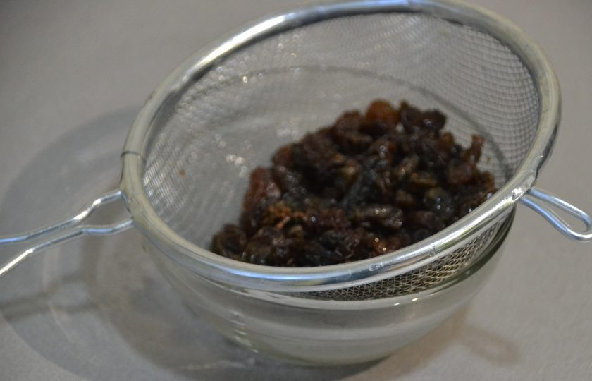 1. Этап. Кекс Майский: Изюм промойте и просушите.