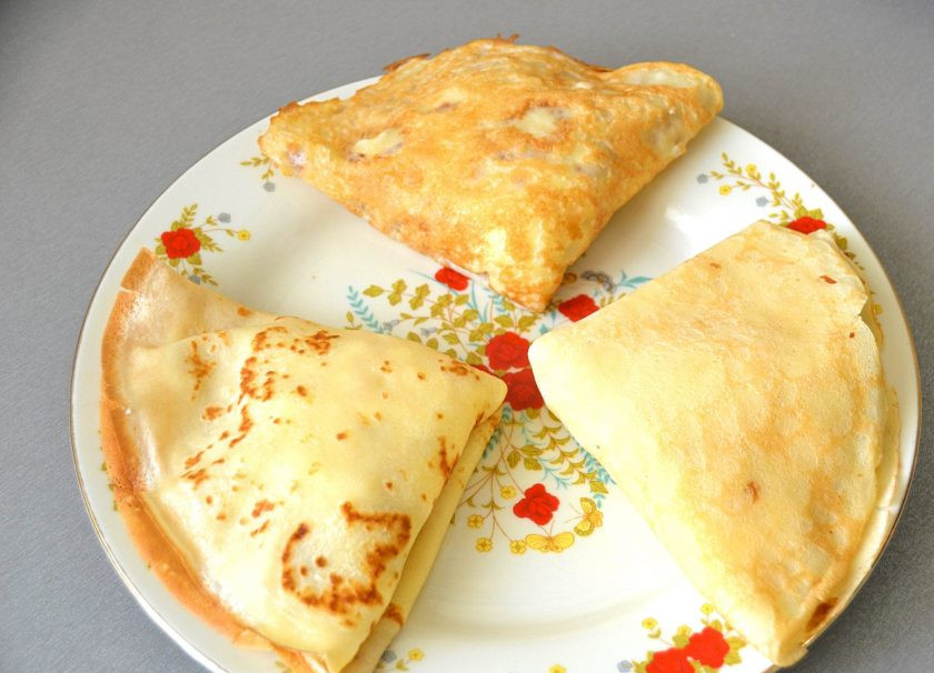 1. Этап. Сладкие начинки для блинов: Пятую начинку из яблок и творога выложите на четверть блина, свернуть 