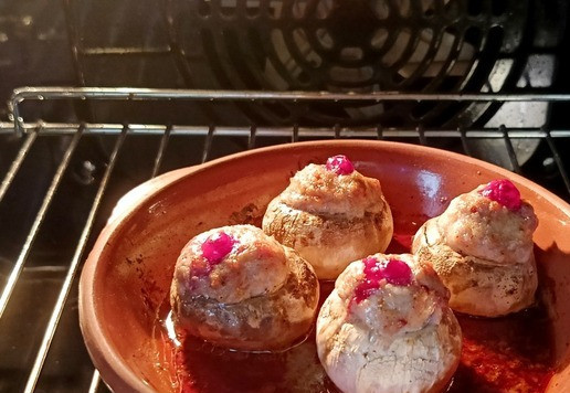 1. Этап. Шампиньоны с купатами и клюквой: Сбрызнуть шампиньоны растительным маслом и запекать в духовке минут 25-30 при температуре 180 градусов. Такие грибочки можно приготовить и на пикнике, запечь их на мангале, барбекю, решетке.