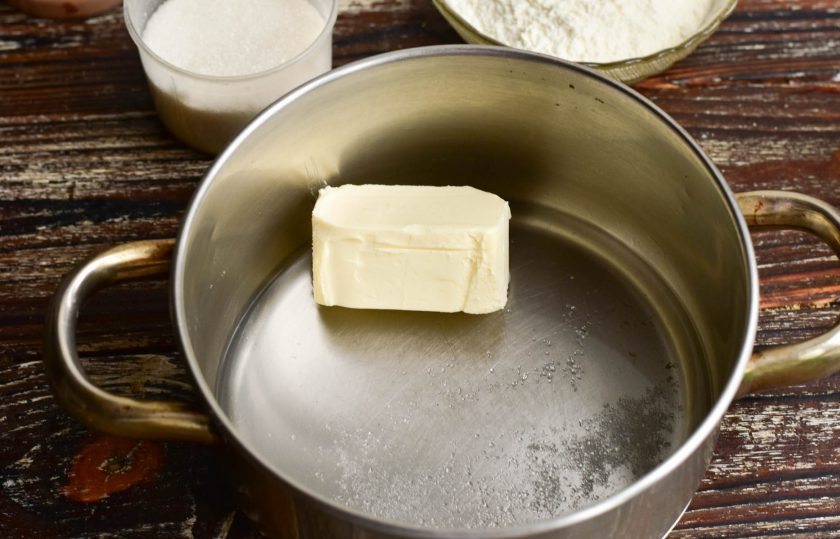 1. Этап. Профитроли с банановым кремом: В кастрюлю влейте воду, всыпьте соль, выложите сливочное масло.