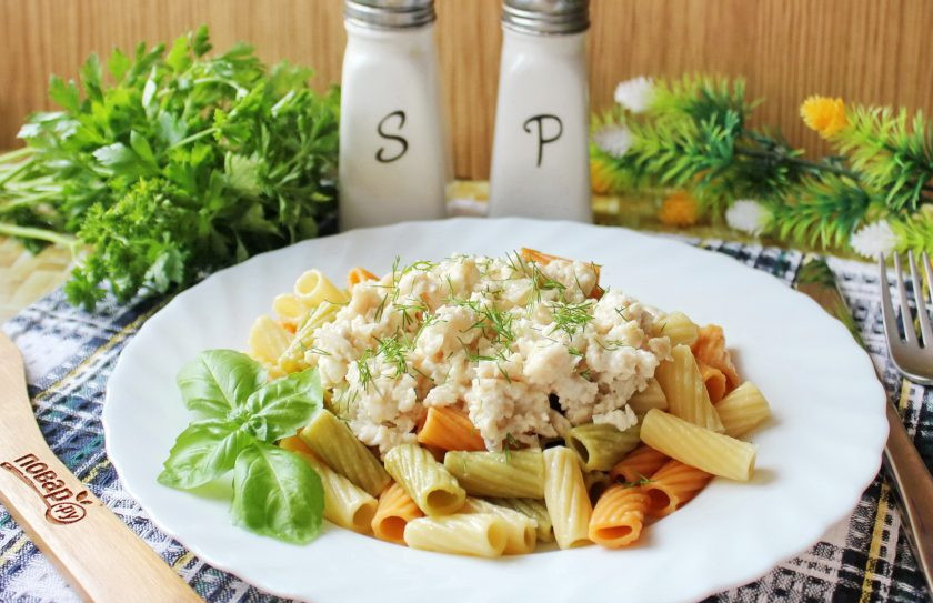 1. Этап. Макароны по-венгерски: На тарелку выложите порцию макарон, а сверху добавьте куриный фарш. Посыпьте зеленью и подавайте к столу в горячем виде.