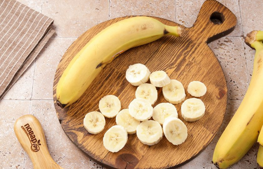 1. Этап. Заливной пирог с бананами: Бананы очистите и нарежьте кружочками.