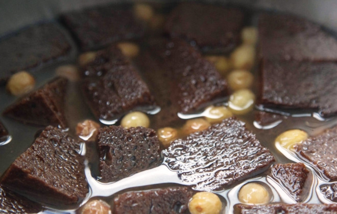 1. Этап. Хлебный квас: Затем добавьте дрожжи в квас, оставьте в прохладном месте на сутки и наслаждайтесь древним вкусным напитком.