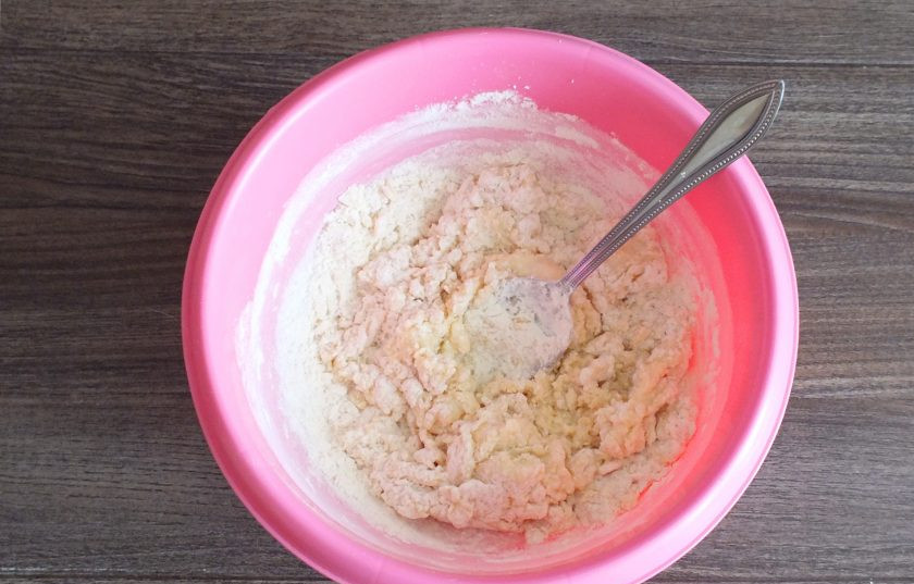 1. Этап. Творожный рулет с клюквой: Замес теста начните с помощью вилки. Как только оно начнет собираться в комочки, месите руками.