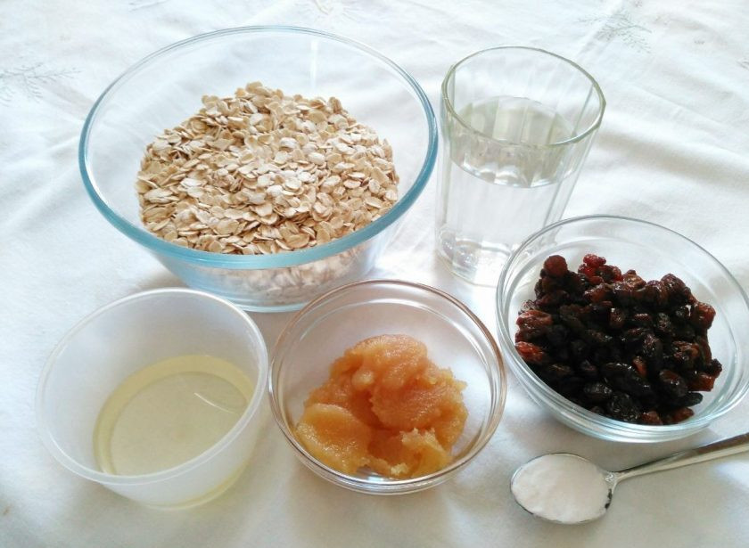 1. Этап. Заварное овсяное печенье: Подготовьте небольшой набор продуктов для приготовления заварного овсяного печенья. Вместо изюма по желанию можно использовать курагу, чернослив или любые орехи.