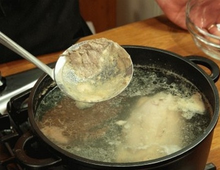 1. Этап. Суп с квашеной капустой: Свиную рульку разделите на куски, промойте, положите в кастрюлю, влейте 5 литров холодной воды и варите 20 минут, снимая появляющуюся пену.