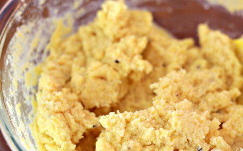 1. Этап. Говядина с кукурузными лепешками: 4. Дать постоять, пока молоко не впитается, от 1 до 2 минут. У вас должно получиться мягкое тесто.