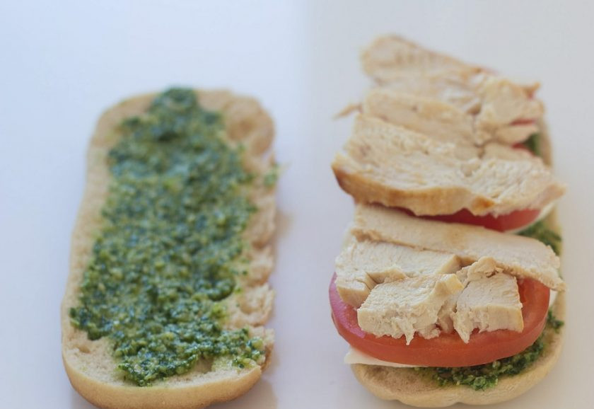 1. Этап. Панини с курицей: 4. Заранее отварите в подсоленной воде курицу. Затем средние кусочки филе выложите на помидор.