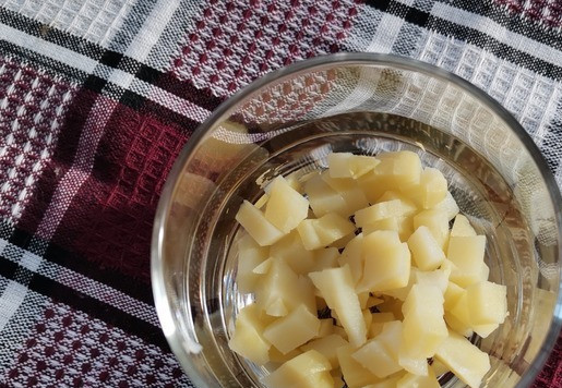 1. Этап. Салат Краски осени: Вариант 2 Слоёный Нижний слой - картофельные кубики. *Можно чуть присолить и поперчить, если нужно. Я этого не делала.