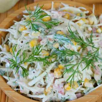 Салат с кукурузой, капустой и колбасой