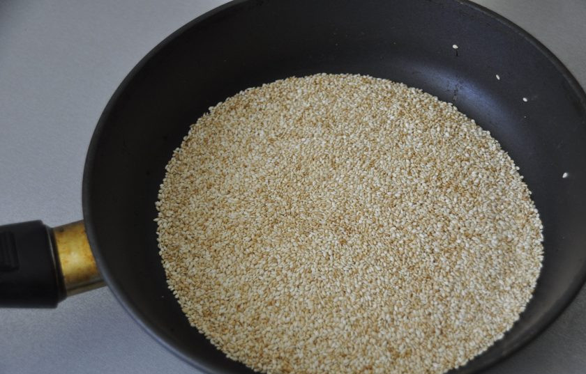 1. Этап. Бабагануш из баклажанов: Для приготовления тахини (кунжутной пасты) слегка обжарьте на сухой сковороде кунжут, до появления легкого золотистого цвета.