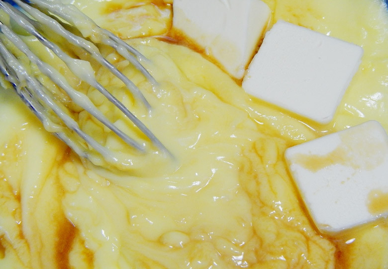 1. Этап. Пирожные Эклер: 6. В самом конце добавьте в крем сливочное масло и ваниль, перемешайте венчиком и накройте пленкой, отправьте в холодильник на несколько часов.