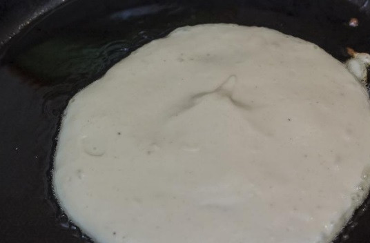 1. Этап. Оладьи из творога и банана: Разогрейте масло на сковороде. Выкладывайте по столовой ложке теста для каждой оладьи.