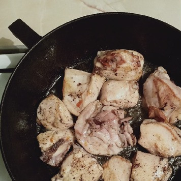 1. Этап. Курица в томатном соусе с оливками: Обжарить куриное мясо отдельно на сковороде в течении 5 - 7мин.