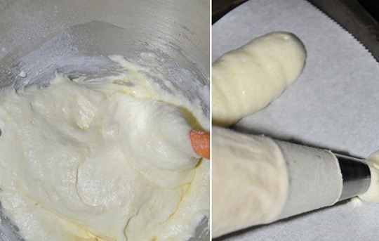 1. Этап. Печенье для Тирамису: 4. Ложкой аккуратно вмешайте муку, но сильно не взбивайте. Поместите тесто в кондитерский мешок и отсадите на противень с пекарской бумагой тонкие полосочки.