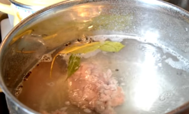 1. Этап. Жареные телячьи мозги в кляре: 3. Когда вода закипит, отправьте в нее мозги. Со времени повторного закипания варите их 5 минут. Выключите огонь, накройте крышкой и дайте им постоять 20 минут.