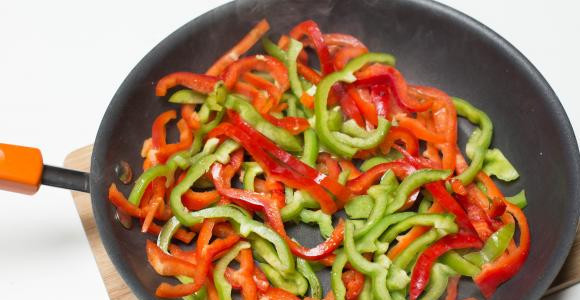 1. Этап. Бутерброды с грибами и перцем: Сладкий перец обжарить до мягкости.