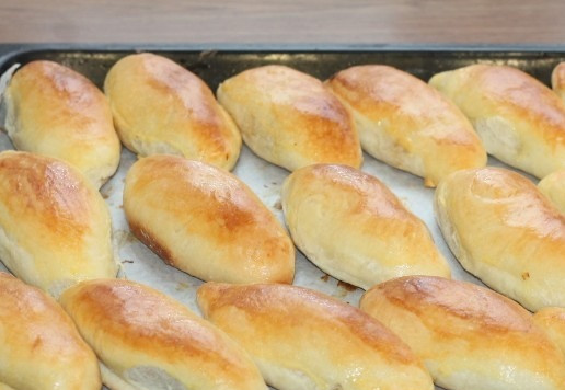 1. Этап. Пирожки из слоеного теста на кефире: 18. Выпекаем пирожки в разогретой до 180 С духовке, минут 30. В рецепте упрощенная формовка, подойдет тем у кого при формировании пирожка расходится шов. Пирожки после расстойки, смазанные очень жидкой сметаной имеют гладкий (глянцевый) верх. А после выпечки пирожки румяные. Смазка желтком по желанию. Если есть желание смазать пироги, то после выпечки (25-30 мин) и на 3 минуты в духовку. Приятного аппетита!