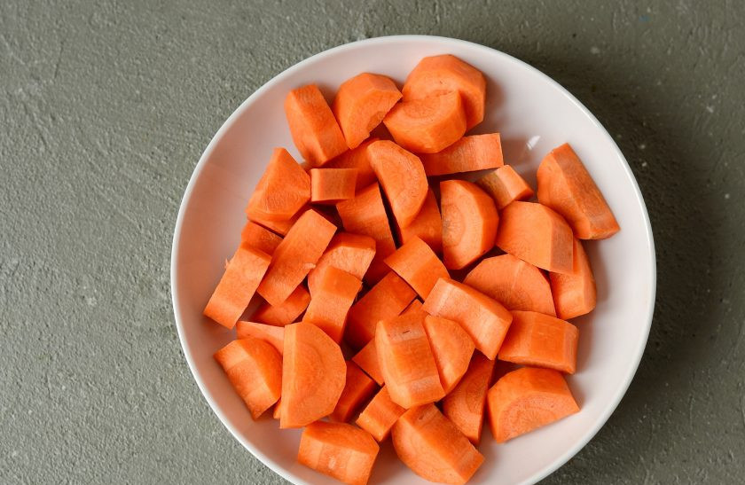 1. Этап. Морковный сок с имбирем: Морковь помойте, очистите от кожуры, нарежьте ломтиками среднего размера.