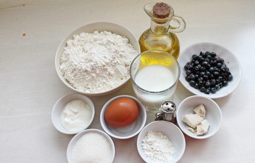 1. Этап. Ватрушки с черникой: Подготовьте все необходимые ингредиенты для приготовления ватрушек с черникой. Чернику переберите, сполосните и обсушите.