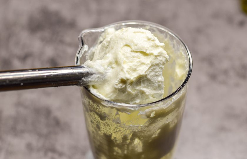 1. Этап. Блинчики с творожным кремом: Для приготовления крема растопите сливочное масло. Соедините его с творогом и ванильным сахаром при помощи блендера.