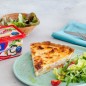 Лотарингский киш с сыром и беконом Продукты Для теста муку с солью просейте через сито. Масло нарежьте кубиками, порубите вместе с мукой в крошку. Вбейте яйца, влейте сметану. Быстро замесите гладкое эластичное тесто. Скатайте его в шар, заверните в пленку и положите в холодильник на 30 мин. Тесто раскатайте в круг. Неглубокую форму для запекания диаметром 24 см застелите тестом, формируя дно и бортики. Пусть тесто свисает с бортиков, не срезайте его. Наколите тесто вилкой и поставьте в холодильник на 15–30 мин. Разогрейте духовку до 180 °С. Закройте тесто пергаментом, засыпьте почти доверху кулинарными бобами или сухой фасолью. Выпекайте 20 мин. Уберите бобы и пергамент, выпекайте еще 10 мин. Для начинки нарежьте бекон небольшими кусочками, порей нарежьте кольцами толщиной 2 см (проверьте, нет ли внутри песка, если есть, аккуратно промойте, чтобы не нарушить целостность кружков). Взбейте яйца и сливки, добавьте творожный сыр, мускатный орех, перец и соль. Выложите порей на запеченное тесто, посыпьте беконом и аккуратно залейте сырной смесью. Поставьте в духовку, выпекайте до румяной корочки, примерно 35 мин. Остудите киш, обрежьте края вровень с начинкой, выньте из формы и подавайте с зеленым салатом.