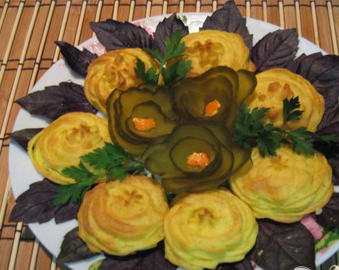 1. Этап. Картофельные цветочки: 6. Минут на двадцать пять противень отправляем в разогретый духовой шкаф. Затем картофельные цветочки вынимаем и перекладываем на блюдо.