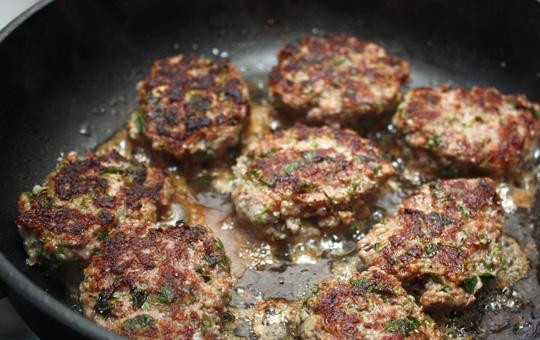 1. Этап. Котлеты из баранины: Затем переворачиваем и обжариваем с другой стороны до готовности. В самом конце можно накрыть крышкой на 1-2 минуты. Котлеты из баранины готовы!