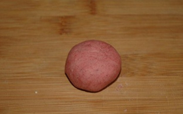 1. Этап. Паровые булочки по-вьетнамски: В меньшую часть добавьте краситель, чтобы тесто получилось розового цвета.