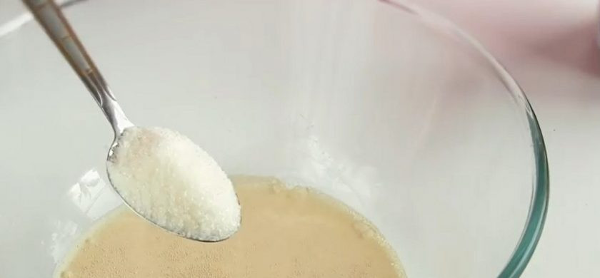 1. Этап. Булочки из детства Школьные: 1. В миске смешайте теплое молоко, сахар, дрожжи и муку. Перемешайте и оставьте при комнатной температуре на 10-15 минут. Затем добавьте сахар, растительное масло, соль, ванилин и яйцо.