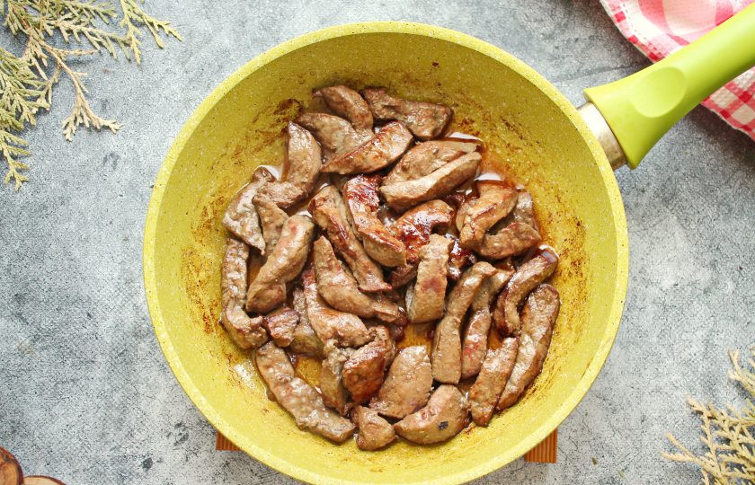 1. Этап. Печень с гарниром: Печень зачистите от пленок, жил и порежьте соломкой. В сковороду налейте растительное масло, разогрейте на среднем огне и обжарьте печень в течение 3 минут, перемешивая.