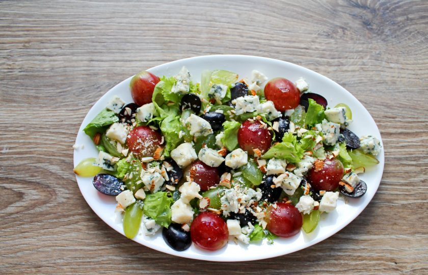 1. Этап. Салат Дор блю с виноградом: Миндаль немного поджарьте в сухой сковороде, остудите и измельчите в крошку. Посыпьте сверху салат и сразу подавайте к столу.