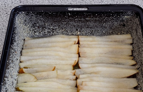 1. Этап. Грушево-лимонный пирог: 5. Вылейте соус в форму. Сверху выложите нарезанную дольками грушу.