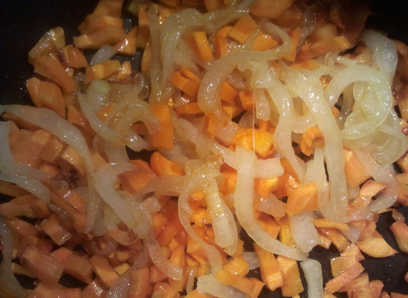 1. Этап. Рагу с копченой куриной грудкой и кабачком: Морковку также очищаем и нарезаем, можно через крупную терку. Отправляем к луку и обжариваем