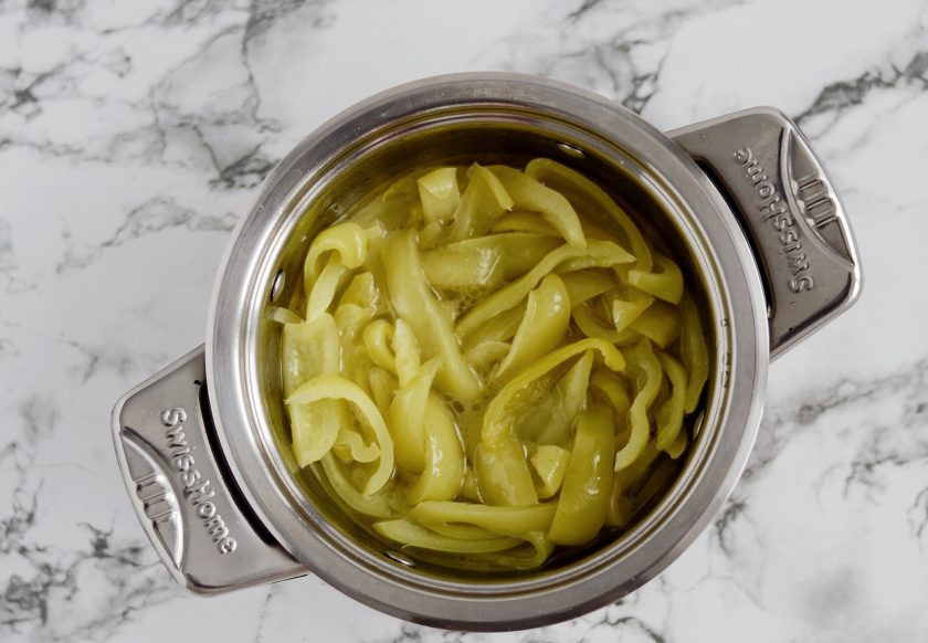 1. Этап. Зеленый болгарский перец на зиму: Варите перцы в этом маринаде 10 минут под крышкой на среднем огне.