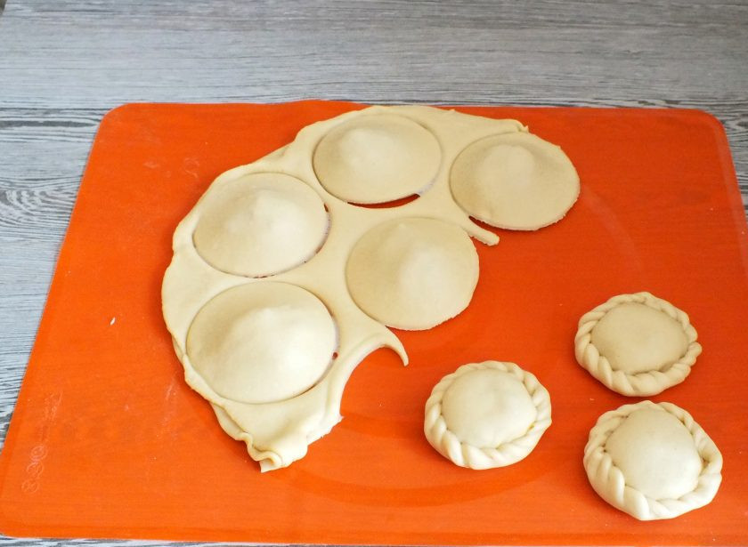 1. Этап. Мантапур: Каждую заготовку скрепите и по краю сделайте 