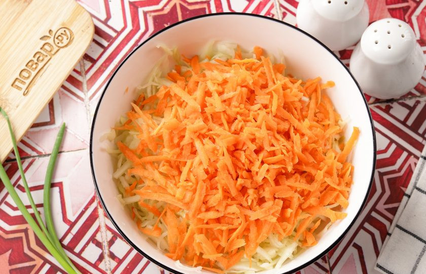 1. Этап. Салат с языком и капустой: Морковь очистите и натрите на крупной тёрке.