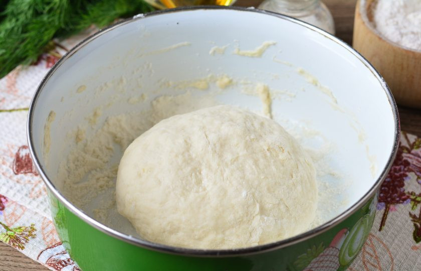 1. Этап. Пицца Терияки: Замесите гладкое мягкое тесто. Оставьте на 30-40 минут для подъема, прикрыв пищевой пленкой или полотенцем.