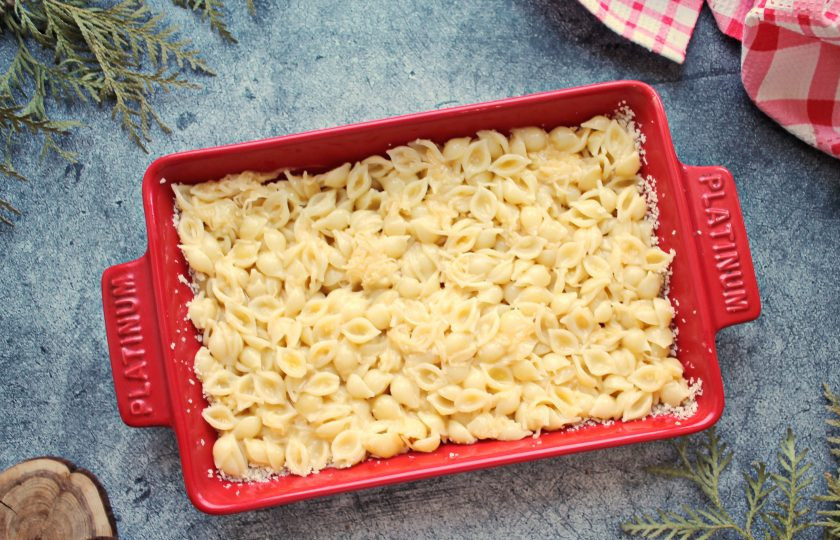 1. Этап. Макаронник с мясом: Форму для запекания смажьте растительным маслом и обсыпьте панировочными сухарями. Выложите половину макарон и разровняйте.