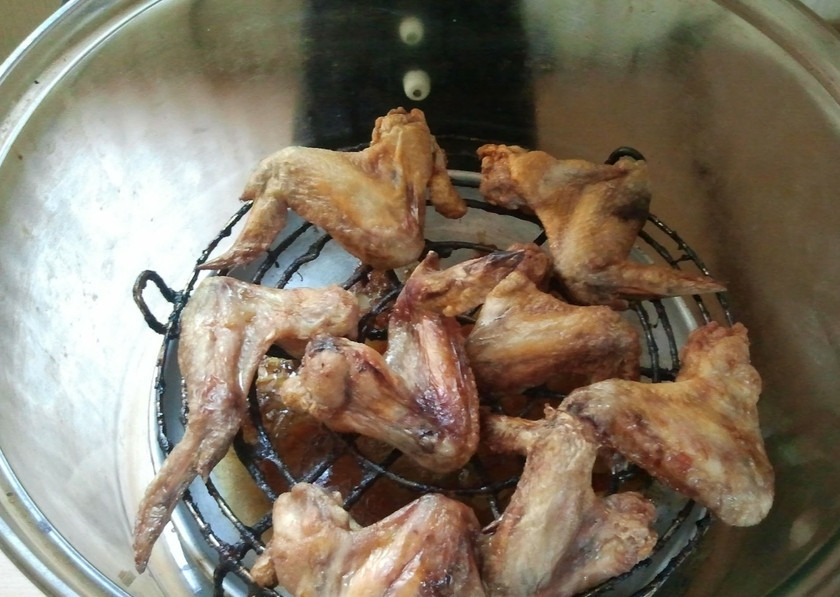 1. Этап. Копченые крылышки: Сначала промойте крылышки, обсушите. Замаринуйте на пару часов в смеси жидкого дыма, оливкового масла и специй (обязательно добавьте мускатный орех). Потом выложите их на решетку коптильни или аэрогриля.