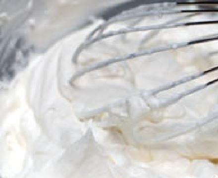 1. Этап. Мятно-шоколадный мусс: 4. Пока шоколад остывает, взбить миксером оставшиеся сливки с сахаром, ванилью и мятным экстрактом. Отложить в сторону.